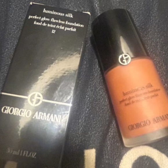 Giorgio Armani * luminous silk foundation * FULL UNTOUCHED BOTTLE* - Picture 4 of 5